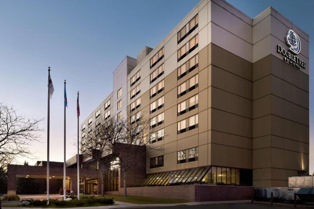 DoubleTree by Hilton St. Paul East image