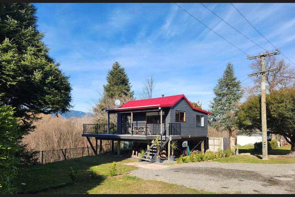 Treetop Treasure - Hanmer Springs Holiday Home