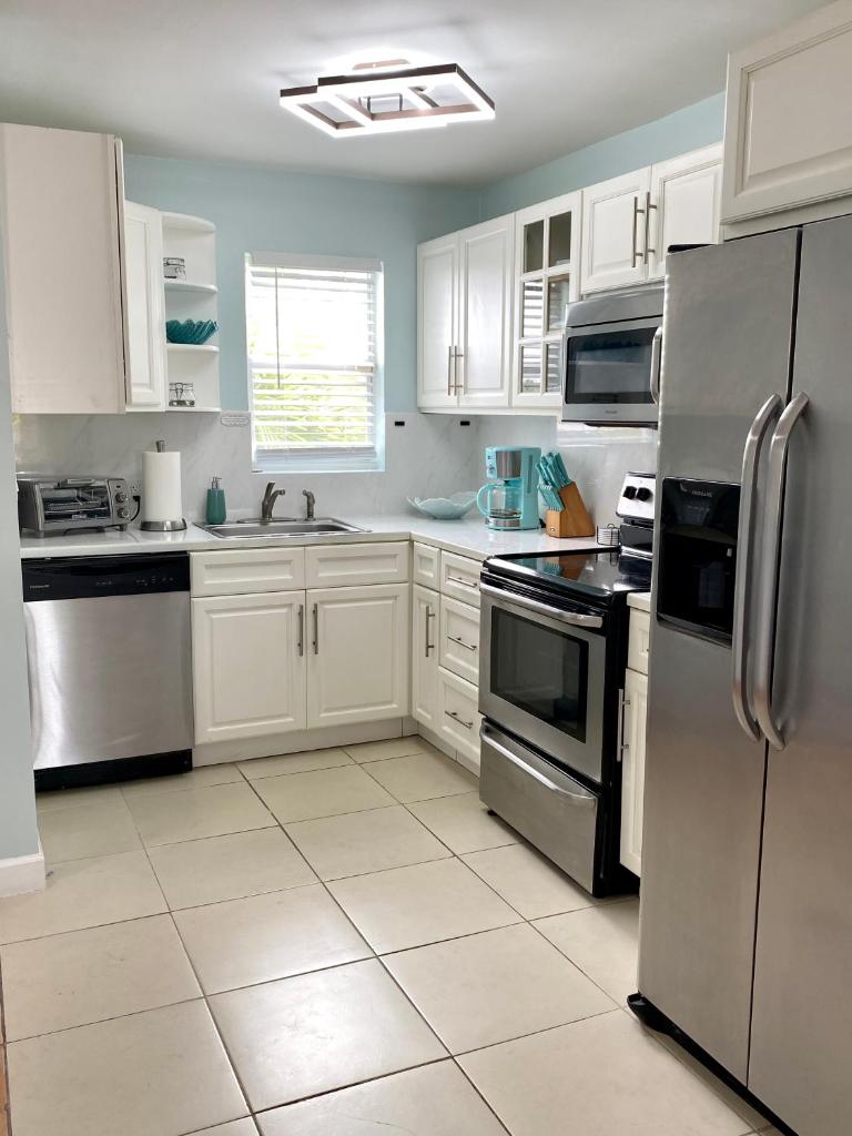 SeaSide Townhome, Spacious 2br 3bath Leeward Grace Bay, Providenciales, walk to beach photo 4
