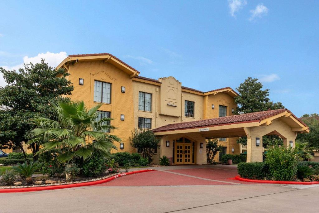 Super 8 by Wyndham The Woodlands North image