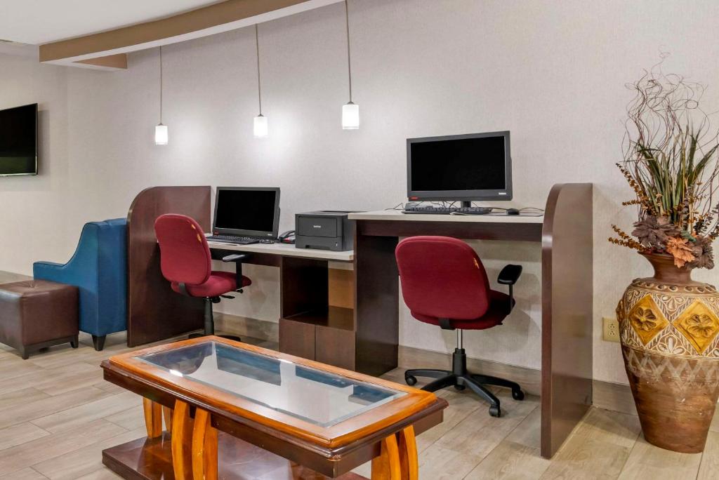 Comfort Suites At WestGate Mall photo 4