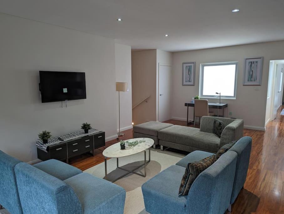 Spacious 2 bedroom apartment @Kingston Foreshore