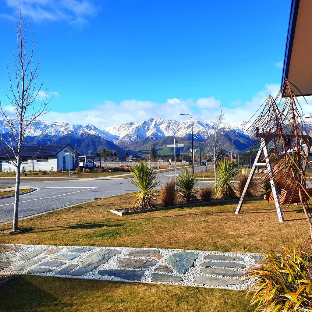 Hawea Heaven: Superking beds + Hot Tub + Mountain photo 2