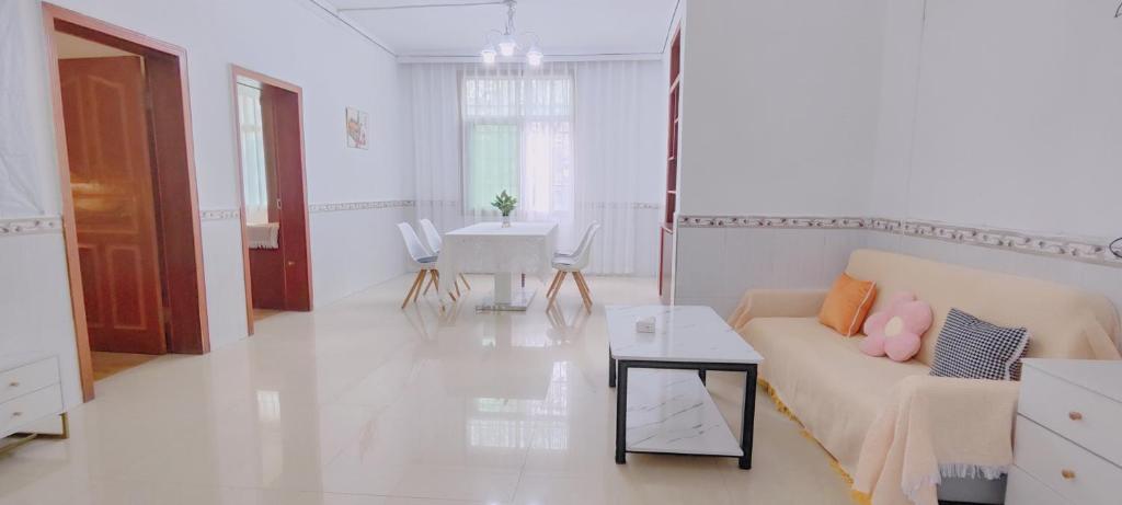 Cloudy Three- Bedroom Apartment