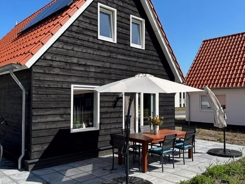 Tranquil holiday home in Scherpenisse with garden photo 2