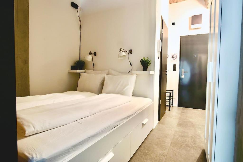 Studio Apartment by Hi5- Rottenbiller Apartment