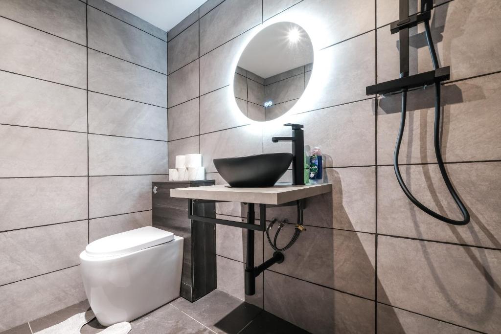 Spacious Apartment in Piccadilly Sleep 6 VRB - Tap to explore photos