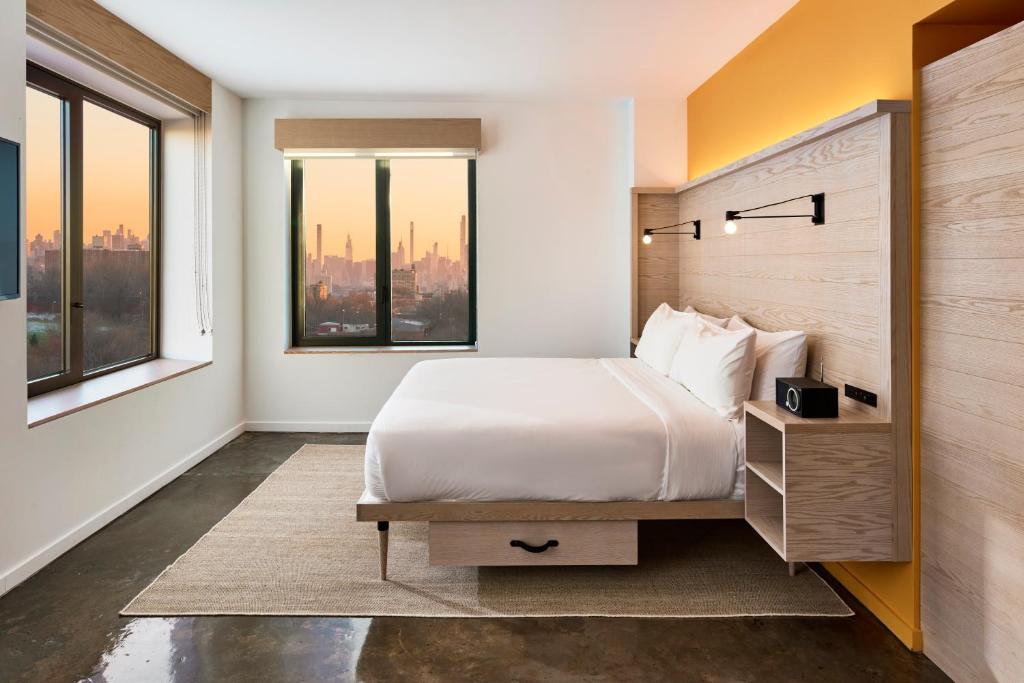 Radio Hotel Room Type - Deluxe Room, 1 King Bed