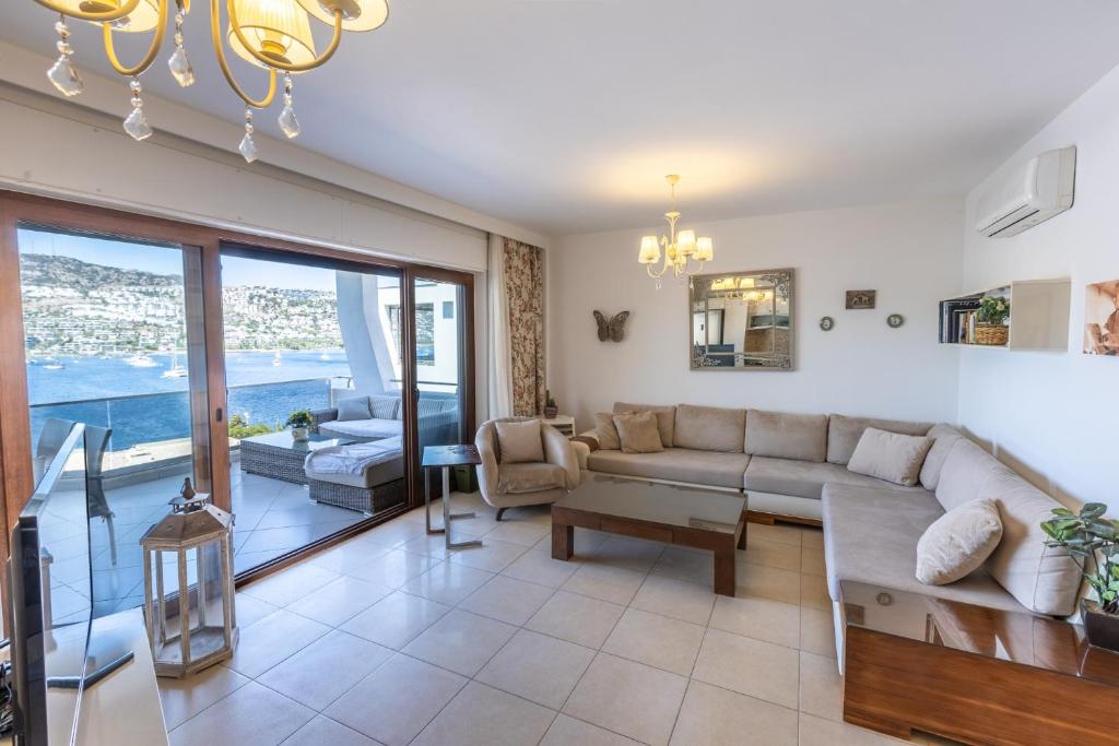 Chic Flat w Balcony 2 min to Beach in Bodrum photo 1