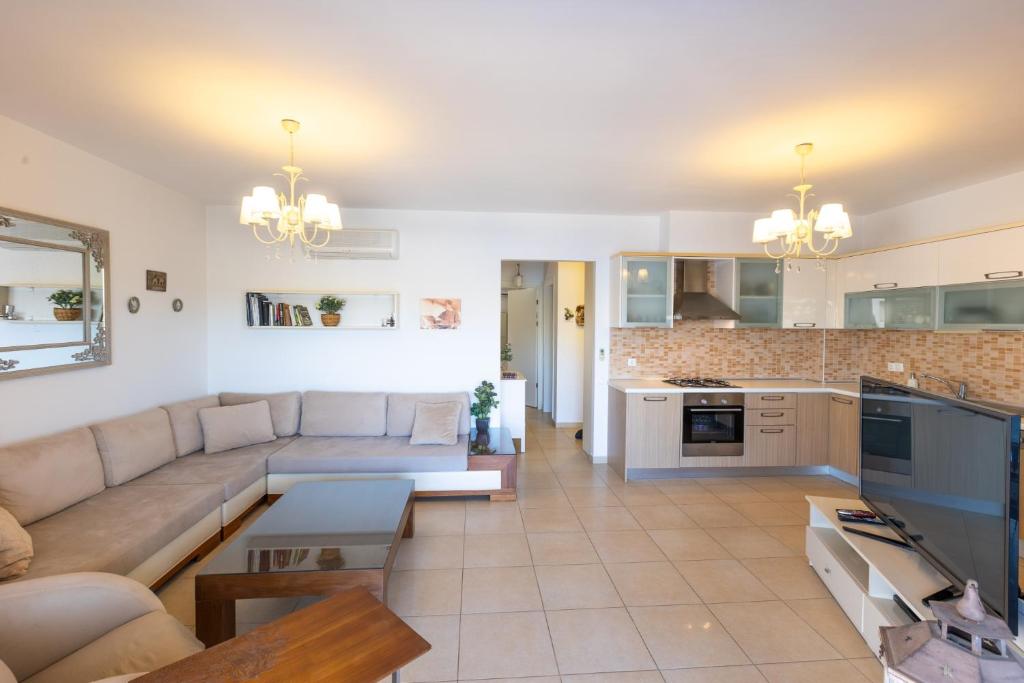 Chic Flat w Balcony 2 min to Beach in Bodrum photo 3