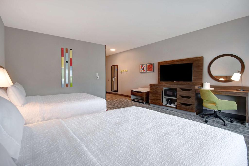 Hampton Inn & Suites Rancho Cucamonga Room Type - Queen Room with Two Queen Beds - Hearing Access