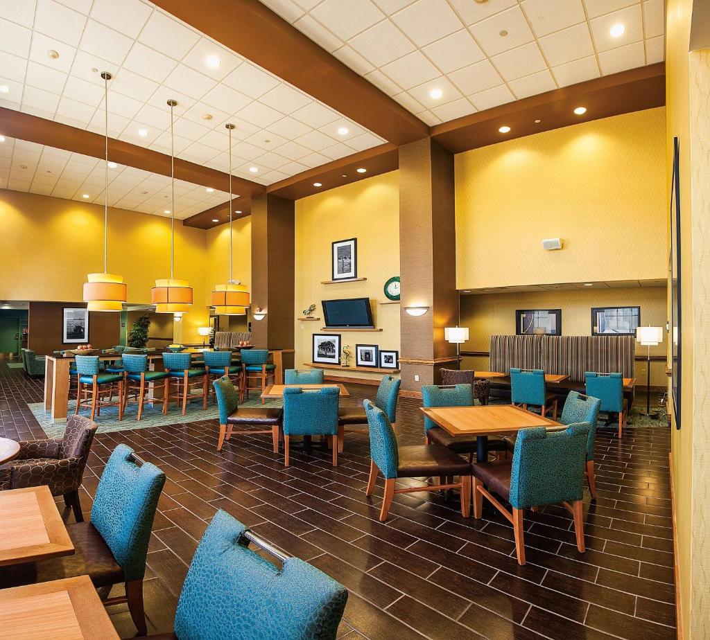 Hampton Inn & Suites Chesapeake-Square Mall photo 2