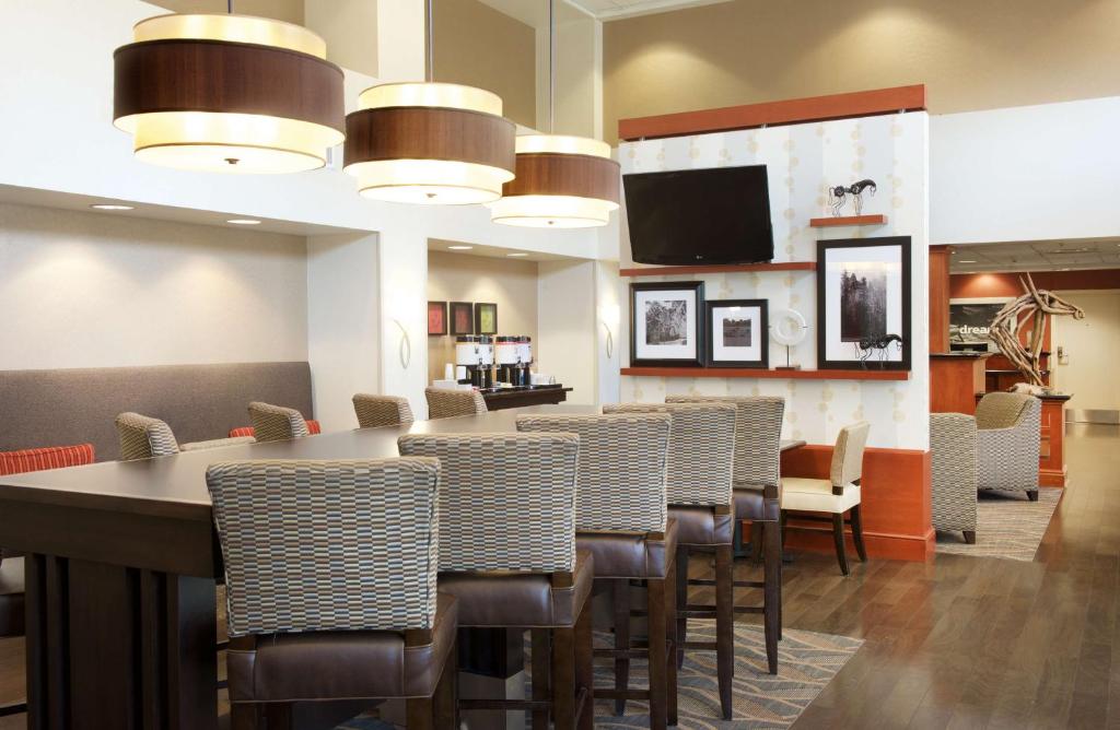 Hampton Inn & Suites Pittsburgh-Meadow Lands image