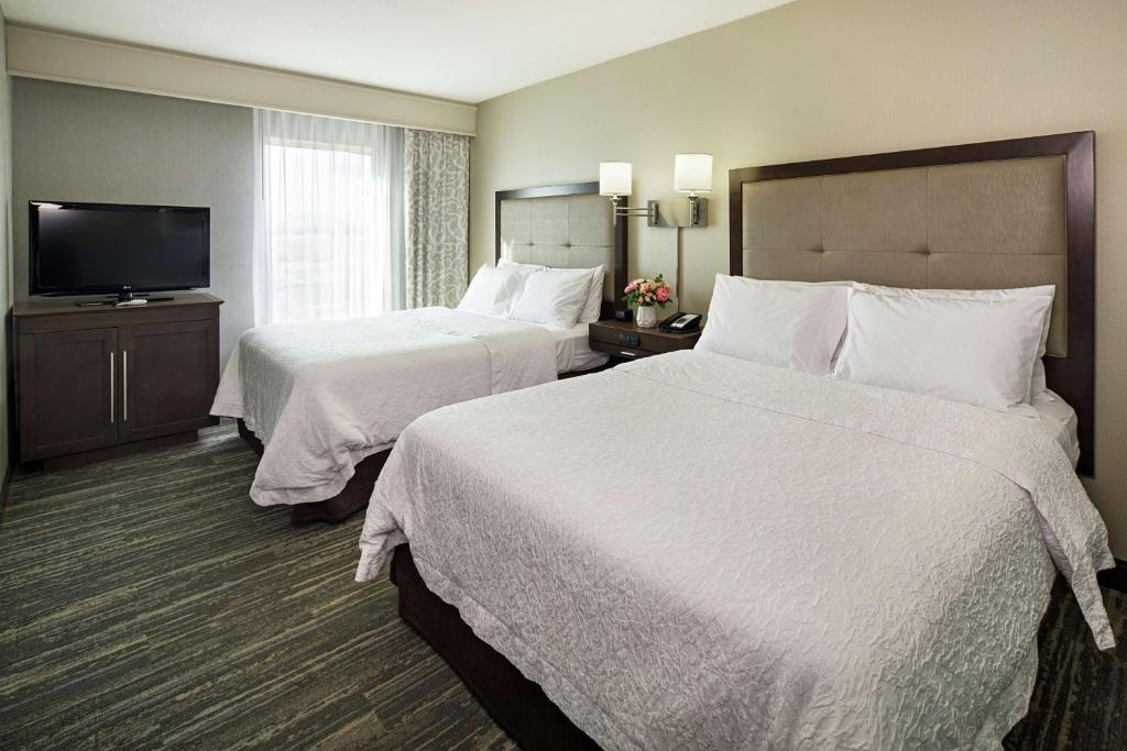 Hampton Inn & Suites by Hilton Palm Desert - Tap to explore photos