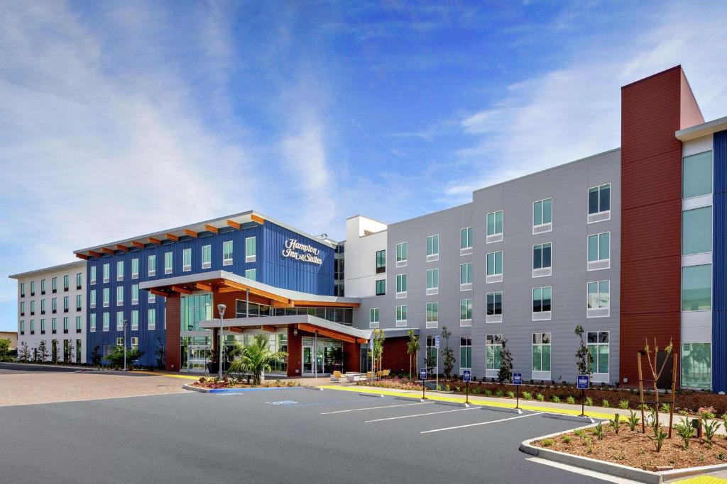 Hampton Inn & Suites San Diego Airport Liberty Station image