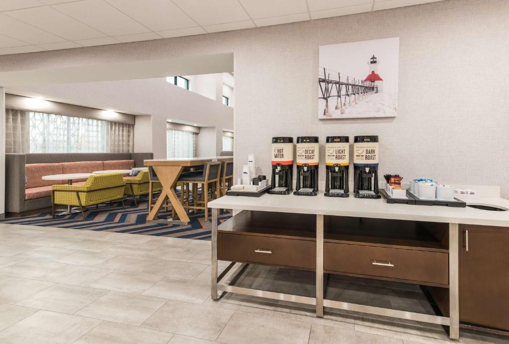 Hampton Inn & Suites Benton Harbor, MI photo 2
