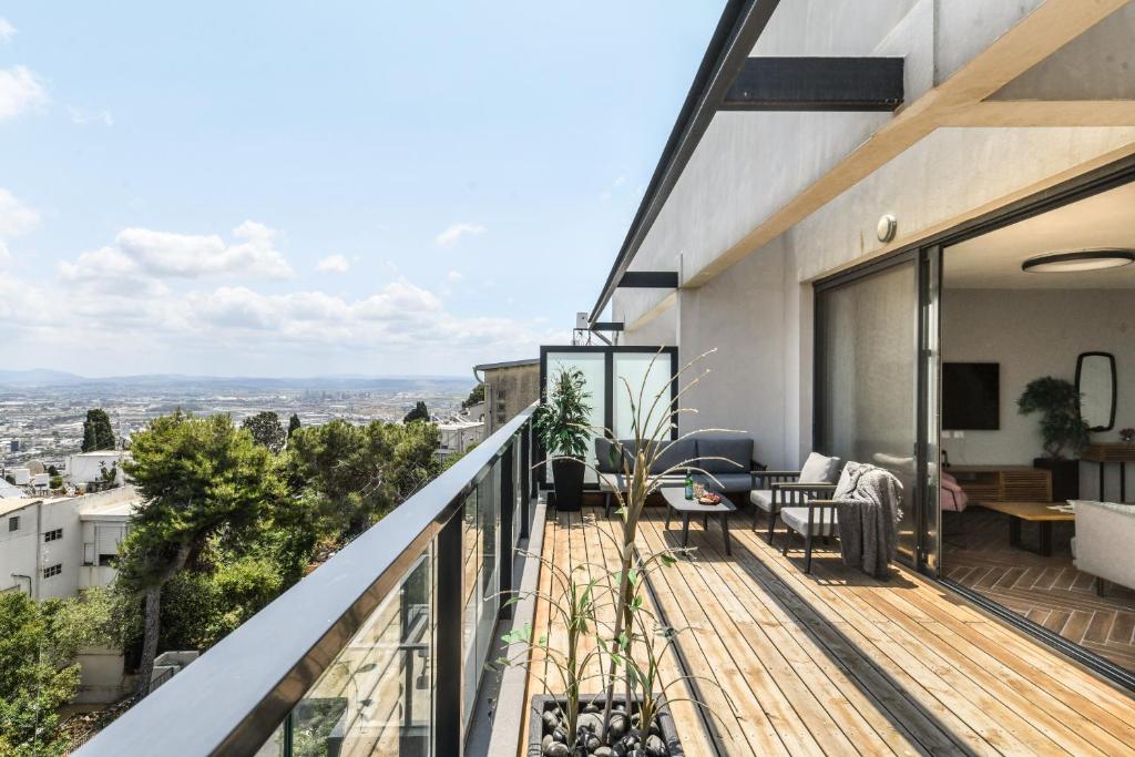 Stunning 2BR Apartment with Balcony and Ocean View in the Heart of Haifa by Sea N' Rent photo 1