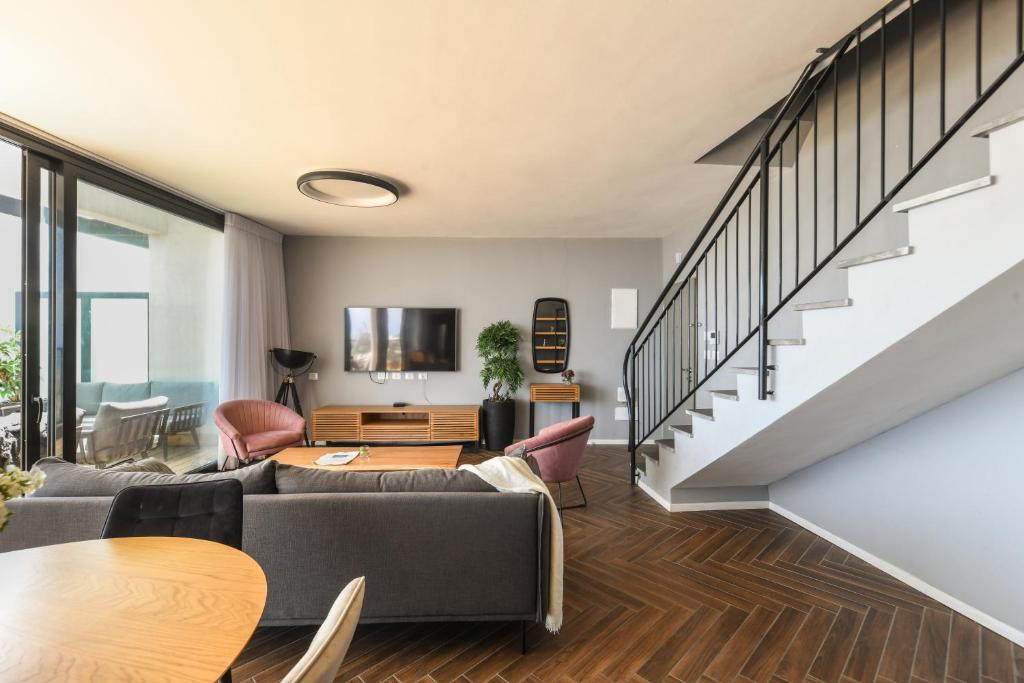 Stunning 2BR Apartment with Balcony and Ocean View in the Heart of Haifa by Sea N' Rent photo 3