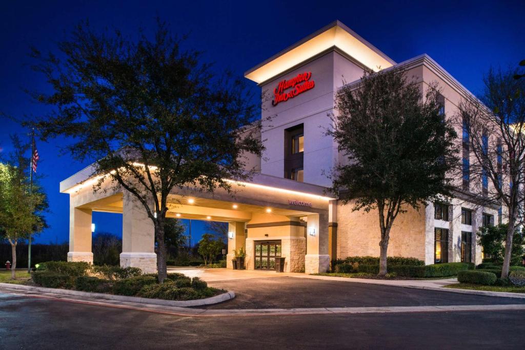 Hampton Inn & Suites Schertz image