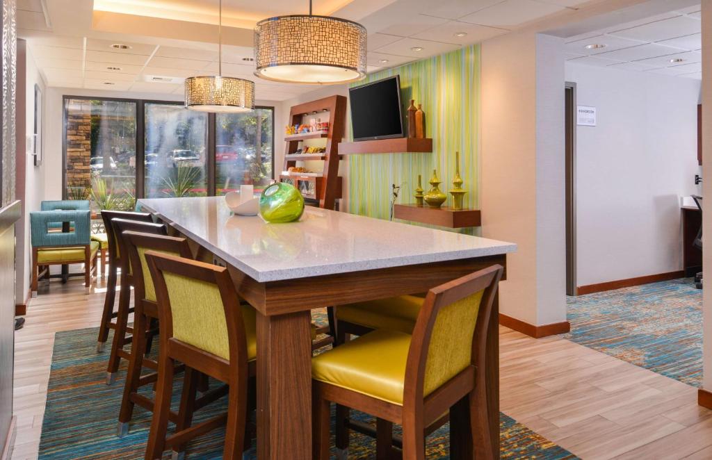 Hampton Inn Seattle Airport photo 3