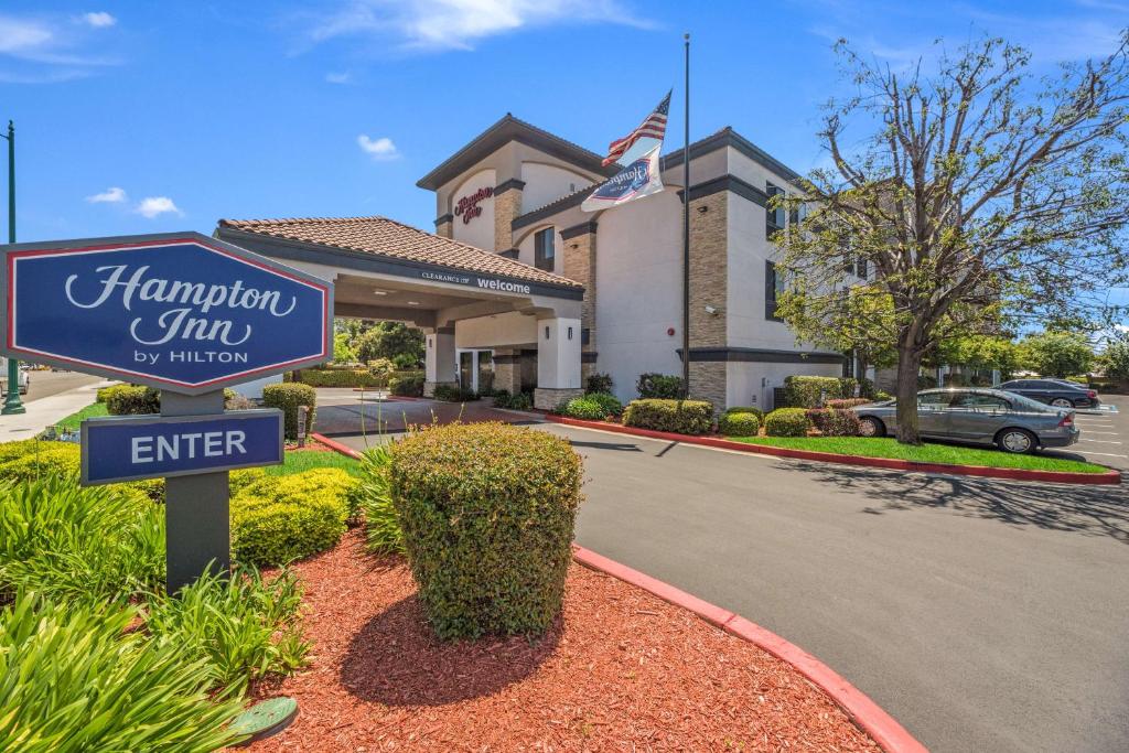 Hampton Inn Oakland-Hayward image
