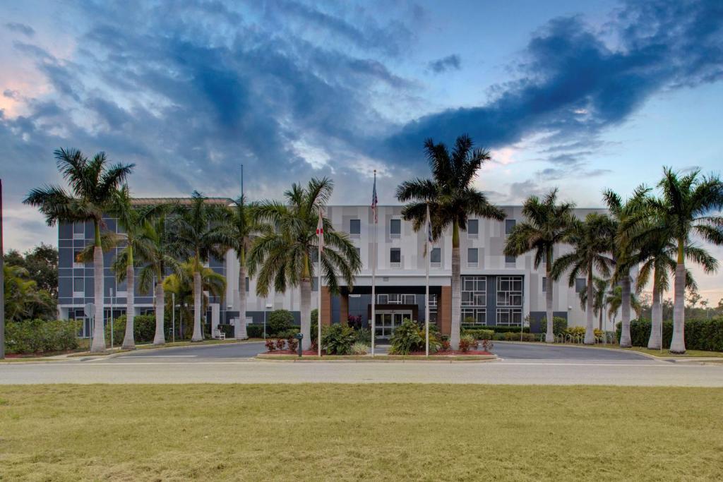 Hampton Inn & Suites Sarasota / Bradenton - Airport photo 2