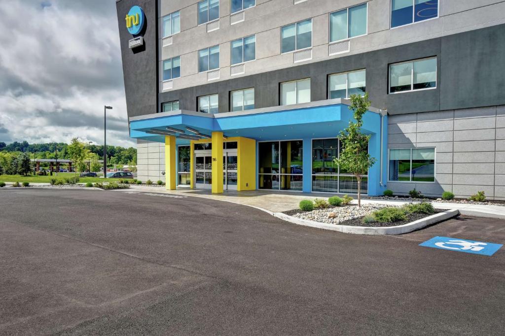 Tru By Hilton Syracuse-Camillus - Tap to explore photos