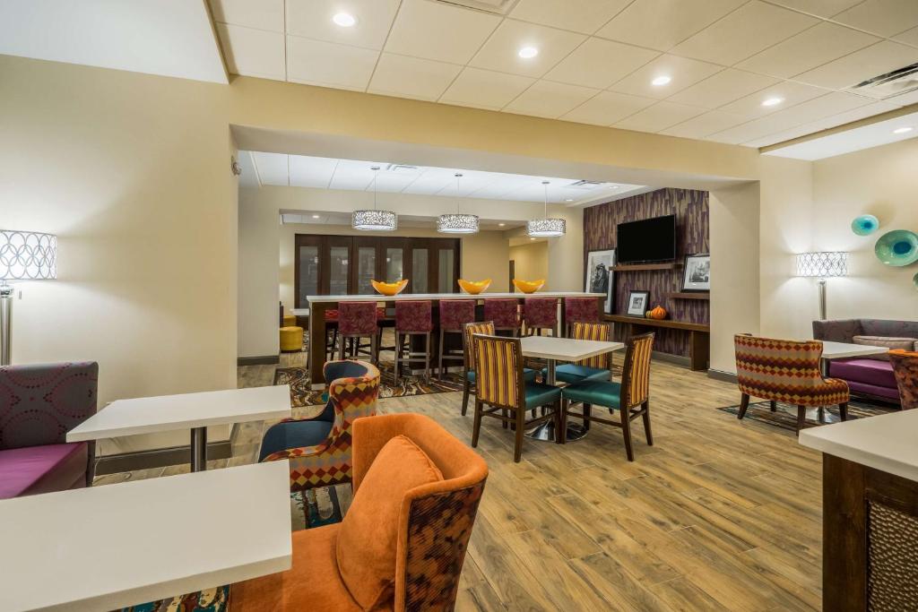 Hampton Inn Newport photo 2