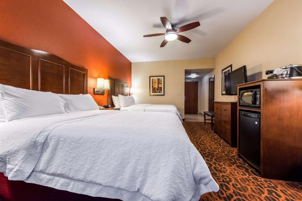 Hampton Inn & Suites by Hilton Boulder-North - Tap to explore photos