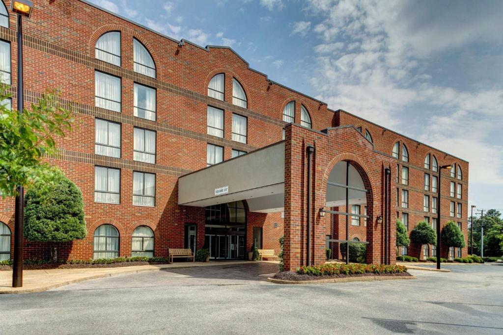 Embassy Suites Williamsburg image