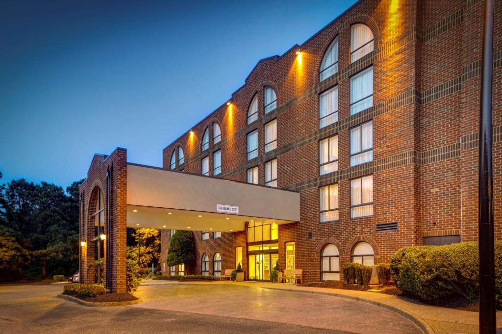 Embassy Suites Williamsburg photo 1