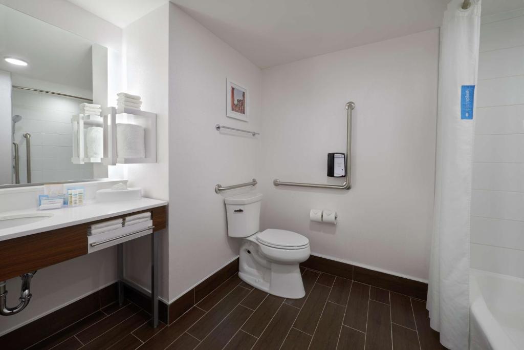 Hampton Inn & Suites by Hilton Montreal-Dorval Room Type - King Room - Disability Access/Non-Smoking