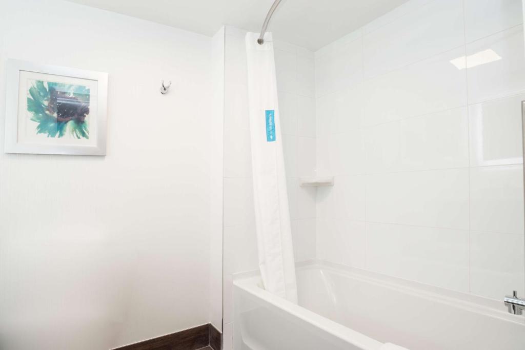 Hampton Inn and Suites by Hilton, Downtown Vancouver Room Type - Room with Two Queen Beds - Non-Smoking