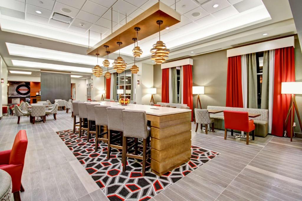 Hampton Inn & Suites - Medicine Hat photo 2