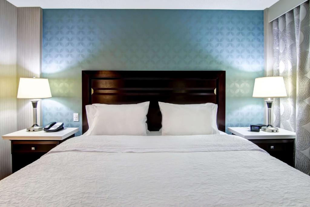 Hampton Inn & Suites by Hilton Calgary-Airport - Tap to explore photos