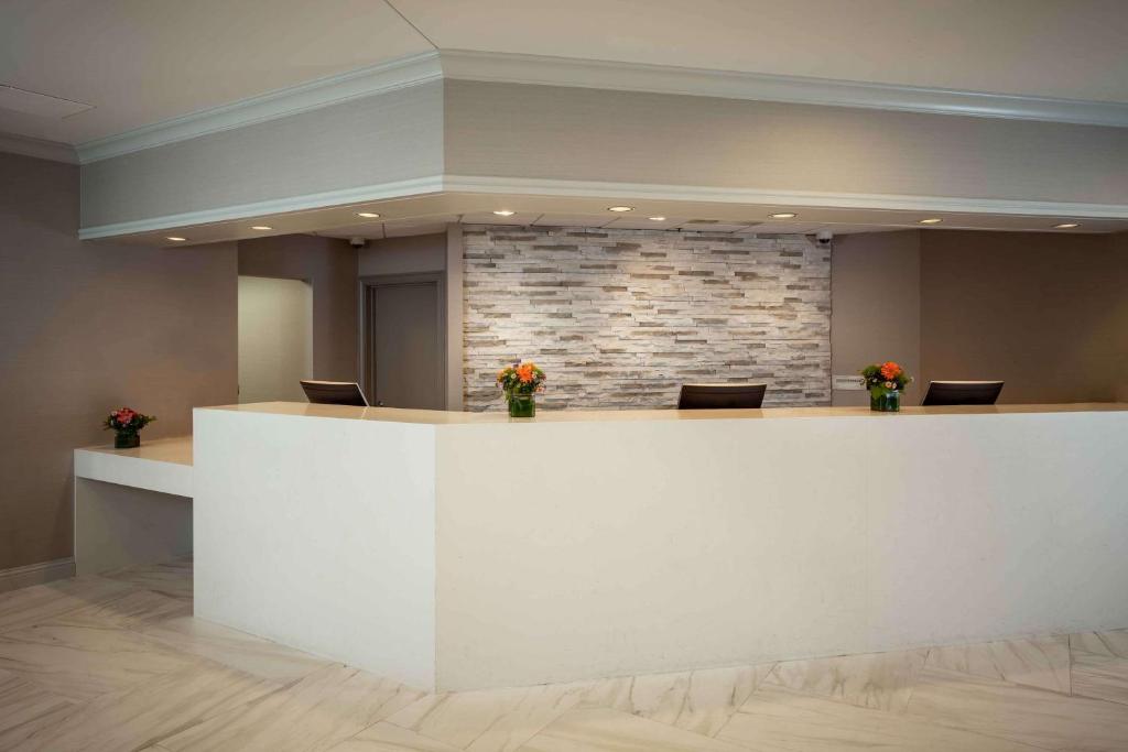 Hilton Suites Brentwood photo 4