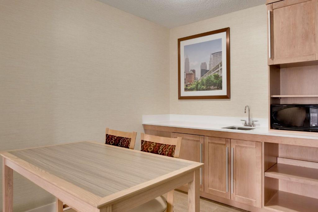 Hampton Inn & Suites Cleveland-Independence photo 2