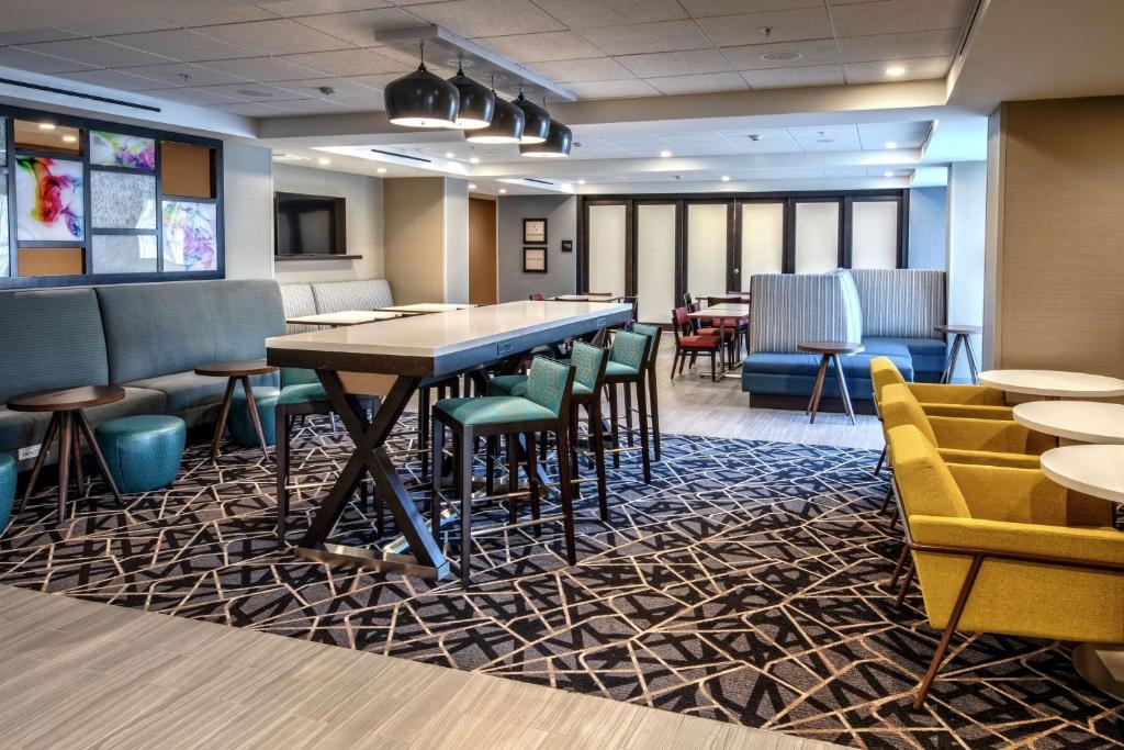 Hampton Inn Fresno Airport photo 4