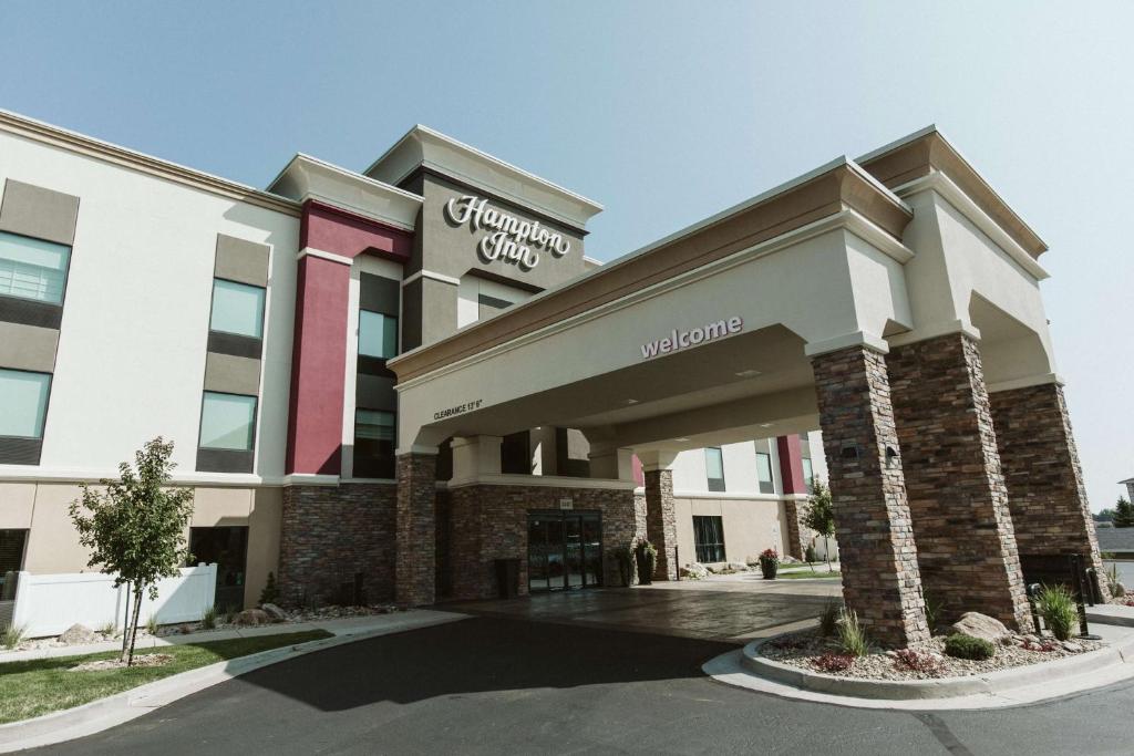 Hampton Inn Bismarck image