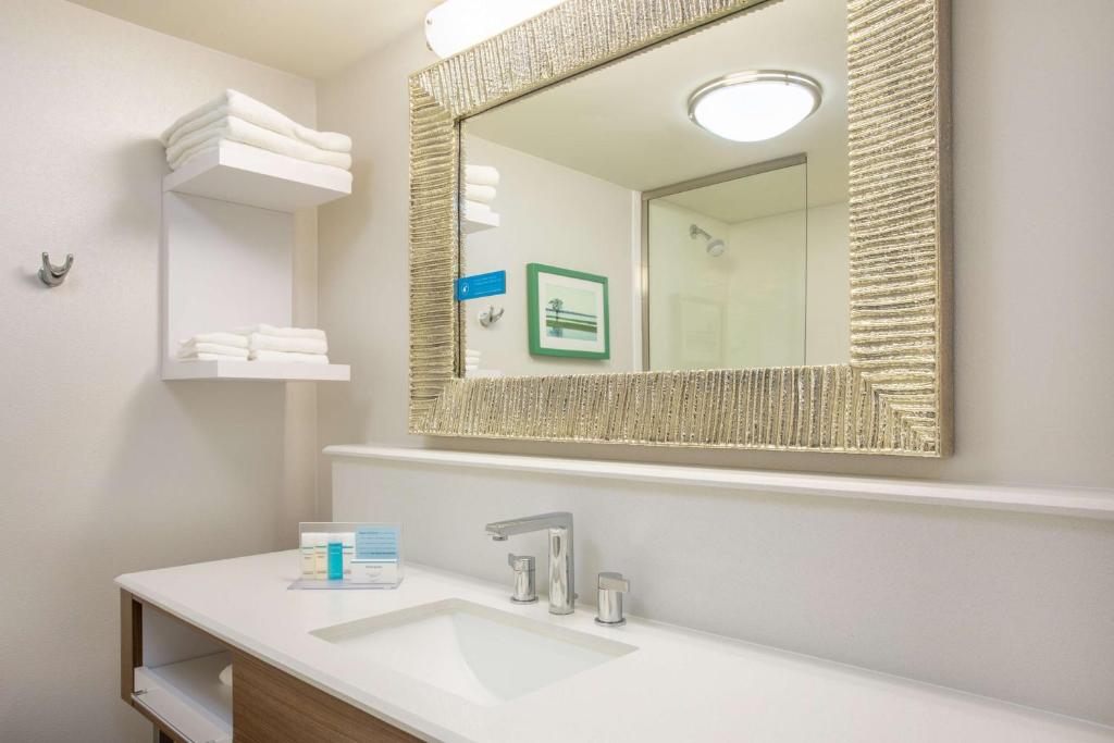 Hampton Inn Fishkill - Tap to explore photos
