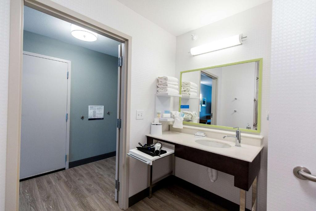 Hampton Inn by Hilton Bismarck - Tap to explore photos