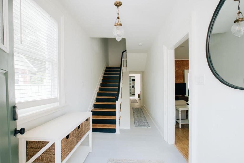 Newly Renovated Vintage Inspired Large 4 BR Home photo 1
