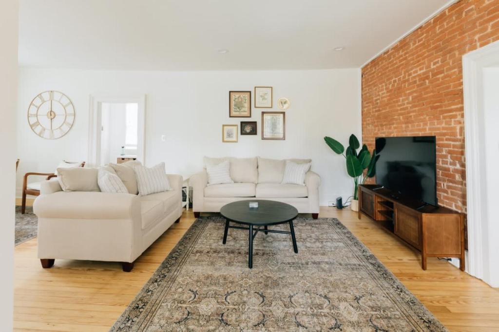 Newly Renovated Vintage Inspired Large 4 BR Home photo 3