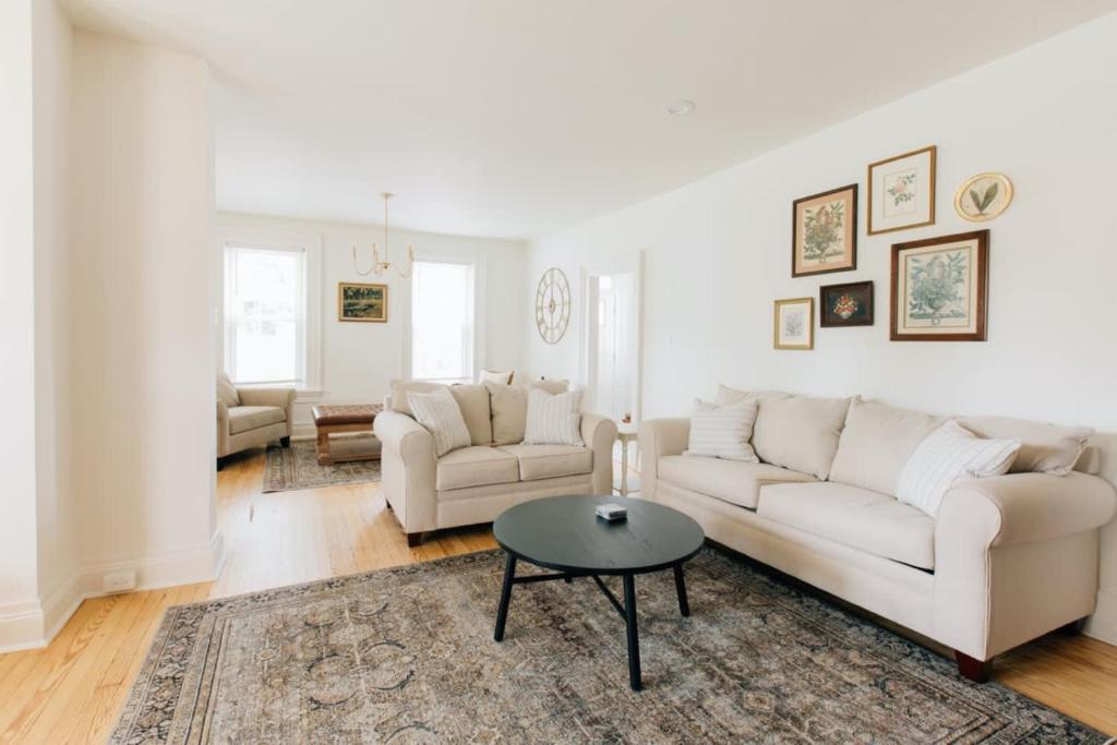 Newly Renovated Vintage Inspired Large 4 BR Home photo 2