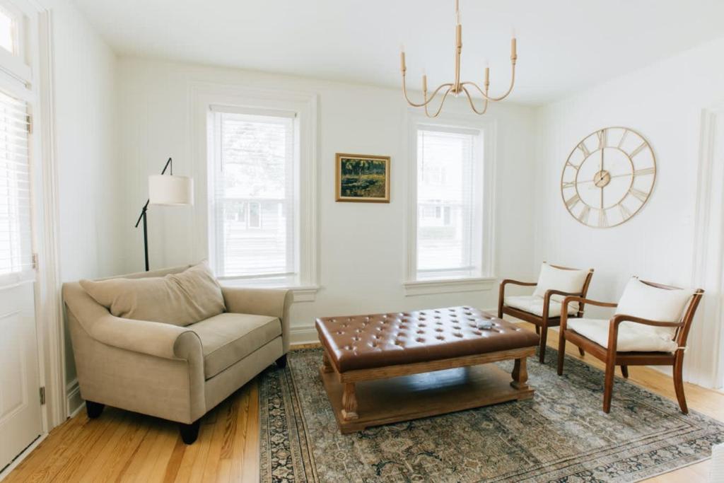 Newly Renovated Vintage Inspired Large 4 BR Home photo 4