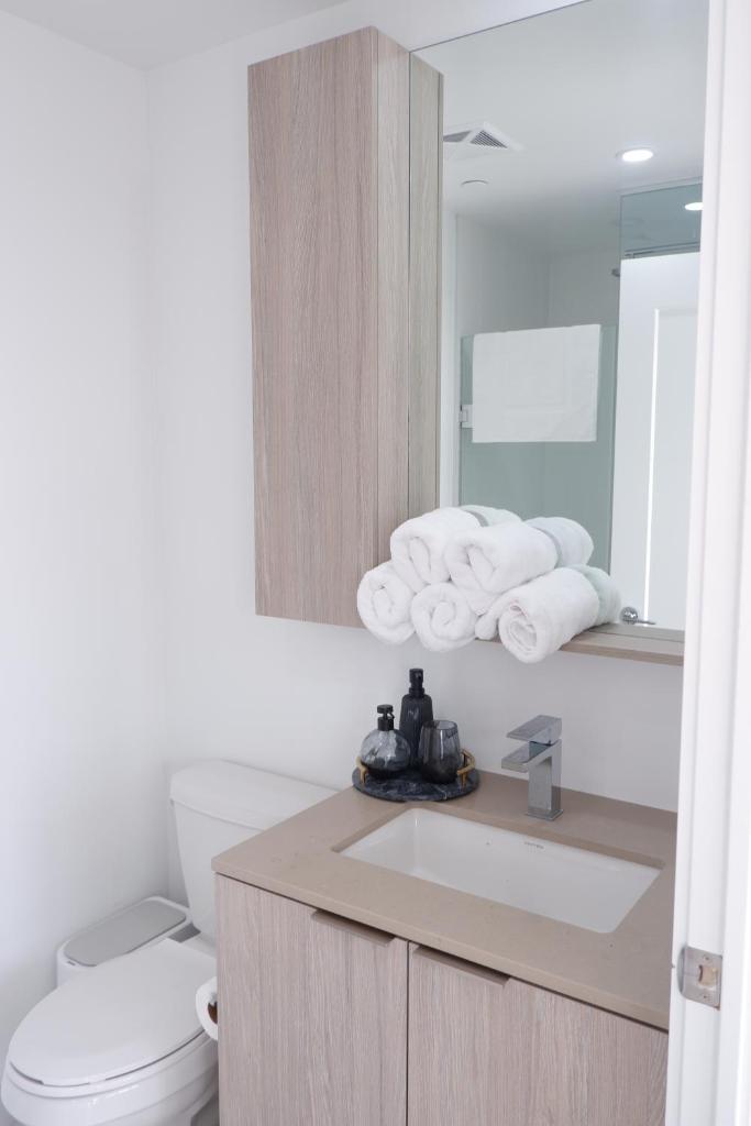 Modern luxury Waterfront Condo photo 3
