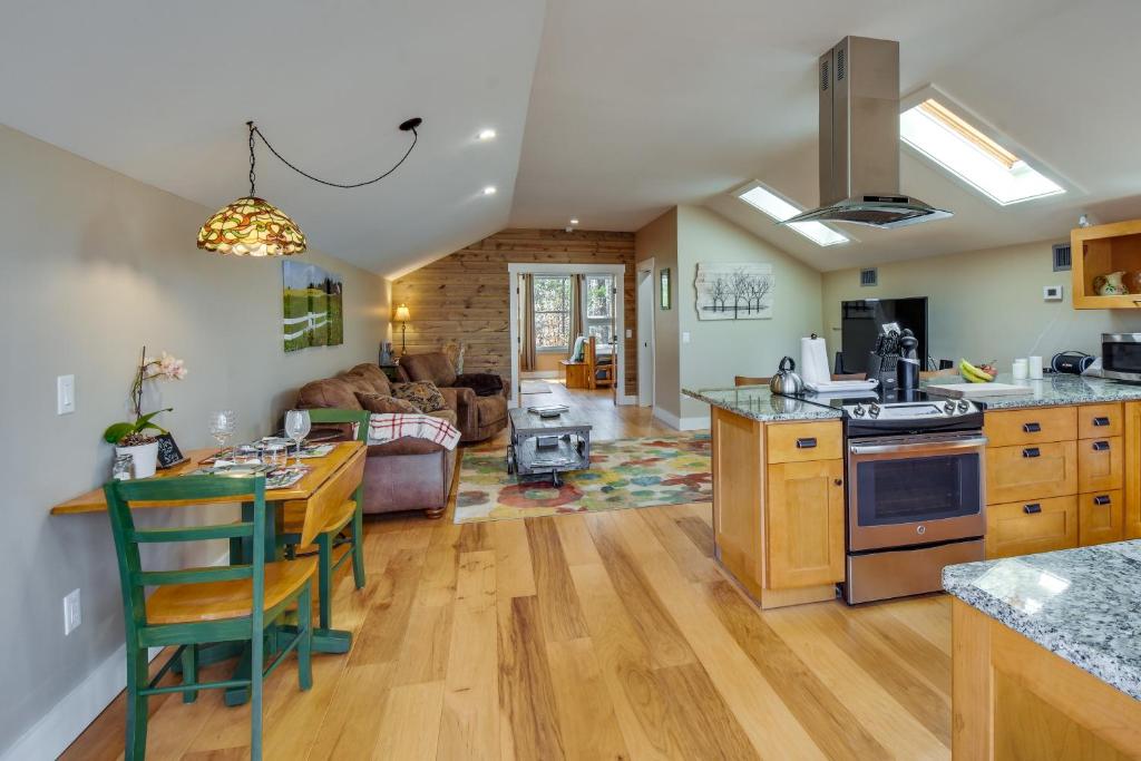 Romantic, Cozy Loft with Yard, 5 Miles to Clemson photo 3