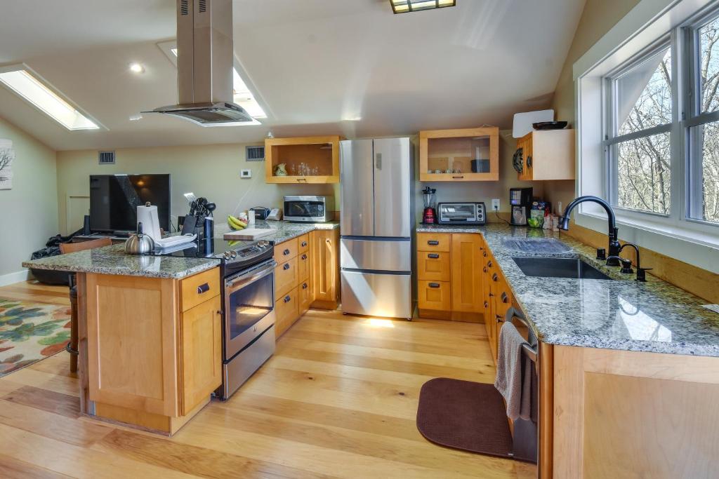 Romantic, Cozy Loft with Yard, 5 Miles to Clemson photo 4