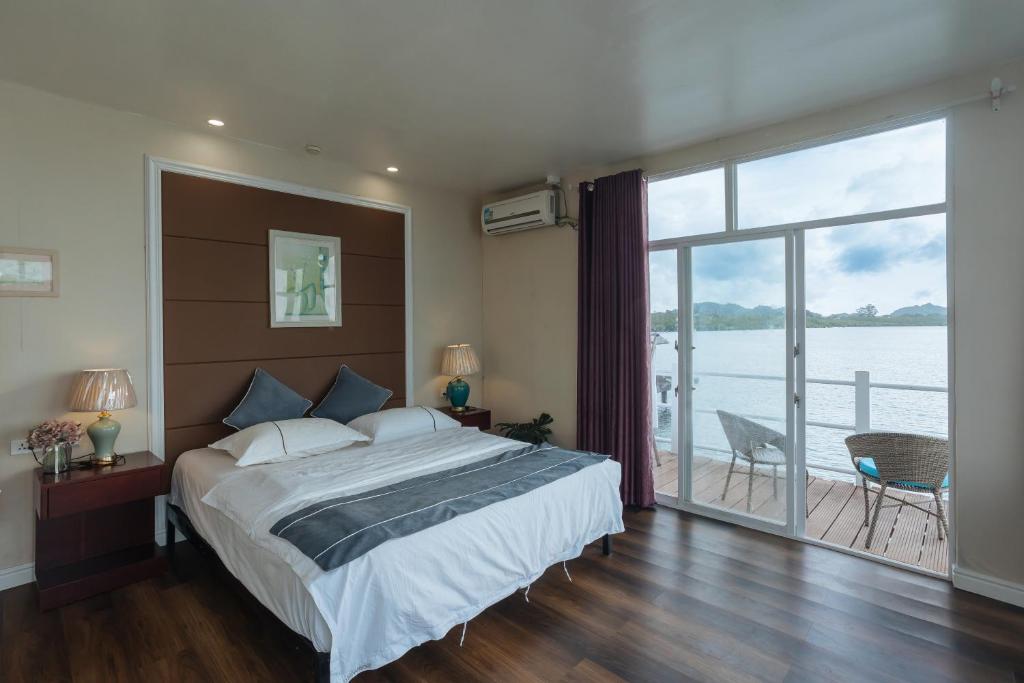 Seaward 270 degrees deluxe ocean view room with queen bed photo 4