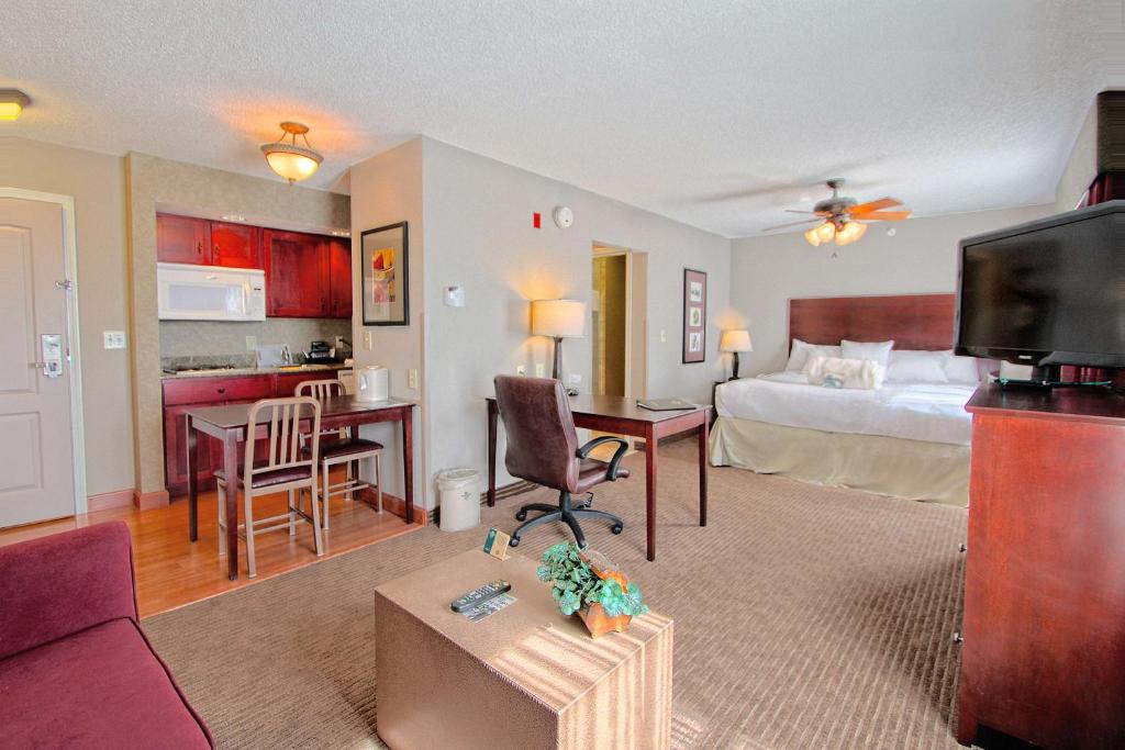 Homewood Suites by Hilton Bloomington - Tap to explore photos